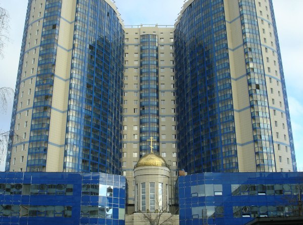 Фото: Санкт-Петербург. Сдается квартира-студия 27 кв.м. в новом доме комфорт-класса по адресу проспект Королева д.7 (ЖК Зенит) . 8 минут пешком от ст. метро Пионерская. В квартире сделан качественный ремонт, имеется вся необходимая мебель и бытовая техника. 22 этаж - красивый вид на город, на 1м этаже расположен супермаркет Спар, спортивный центр Фитнес Хаус Престиж, пиццерия, бар и ресторан.<br>Оплата: 22 т.р. в месяц + ку, а так же залог равный стоимости аренды и 10000р агентские (можно разбить). Предпочтение - некурящей семейной паре, можно с детьми и строго без животных!<br>Вопросы в личные сообщения! Квартира готова к заезду!