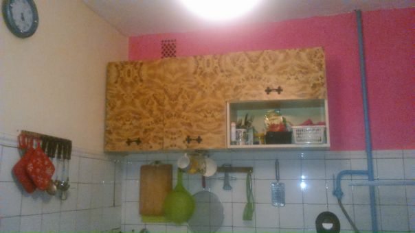 Фото: #Москва <br>Сдается изолированная комната для одной девушки в 3ке. Заезд 1 сентября. Метро Сходненская ( пешком минут 10). Цена вопроса 11000+ку, примерно 12-14 тр в зависимости от ку. Оплата 1го числа каждого месяца. Есть залог, который можно разбить на два месяца. Интернет, стиральная машина имеются. Комната маленькая, практически без мебели - минимализм во плоти :) Кв старая,с очень хорошей слышимостью, поэтому личная жизнь у нас за пределами дома, гости согласованно и без ночёвки. Уборка общей территории по договоренности. Мы ищем спокойного человечка, без вп,для нас это важно, так как сами мы не курим. В соседях я и ещё одна девушка. Мы не вегетарианцы,но ведём зож, толлерантны к другим людям,уважаем чужое пространство. Пишите в ЛС.<br>Девушки,милые,если вы не можете написать мне сообщение,то значит мы уже нашли себе соседушку и объявление не актуально,не нужно пытаться брать мою страничку штурмом 