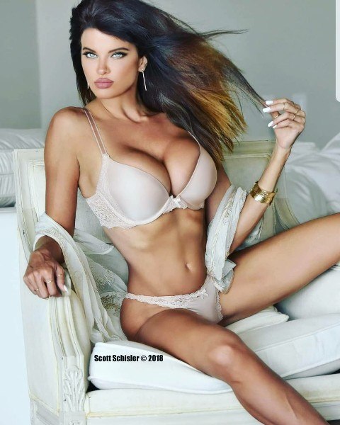 Stylish posh fetish whore acquires a mouthful