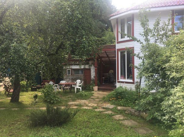 Дизайнерский энергоэффективный дом 90 м2. 2 этажа. Тёплый пол, утепление эковатой (утепление без щелей под давлением).<br>1 этаж - 30 м гостиная/столовая/кухня (холодильник, п/м) с печкой-камином<br>С/у с душем, бойлерная-постирочная со с/м.<br>Терраса с выходом в сад и дверью со стеклом в пол.<br>2 этаж - 3 спальни в цветах флагов Испании, Бразилии и Финляндии <br>С/у с душем, изразцовая плитка, пробка.<br><br>До Москвы: ст Дачное Белорусского направления (пересечения с метро: 30 мин кунцево, 40 - Фили, 45 - трестовская Москва-Сити, 55 - Беговая 60 -Белорусская )<br>7 минут по освещённой улице до жд станции от дома.<br>На машине 20 минут до МКАД по платному дублеру минского шоссе или 30 минут (без пробки) по минскому. Также удобный доступ по боровскому, киевскому, можайскому, рублевскому.<br>Есть поблизости магазины (на станции) и рынок с фермерскими продуктами, гипермаркет глобус.<br>В 20 минутах ходьбы детские площадки, развивалки. - фото Фото: Дизайнерский энергоэффективный дом 90 м2. 2 этажа. Тёплый пол, утепление эковатой (утепление без щелей под давлением).<br>1 этаж - 30 м гостиная/столовая/кухня (холодильник, п/м) с печкой-камином<br>С/у с душем, бойлерная-постирочная со с/м.<br>Терраса с выходом в сад и дверью со стеклом в пол.<br>2 этаж - 3 спальни в цветах флагов Испании, Бразилии и Финляндии <br>С/у с душем, изразцовая плитка, пробка.<br><br>До Москвы: ст Дачное Белорусского направления (пересечения с метро: 30 мин кунцево, 40 - Фили, 45 - трестовская Москва-Сити, 55 - Беговая 60 -Белорусская )<br>7 минут по освещённой улице до жд станции от дома.<br>На машине 20 минут до МКАД по платному дублеру минского шоссе или 30 минут (без пробки) по минскому. Также удобный доступ по боровскому, киевскому, можайскому, рублевскому.<br>Есть поблизости магазины (на станции) и рынок с фермерскими продуктами, гипермаркет глобус.<br>В 20 минутах ходьбы детские площадки, развивалки.
