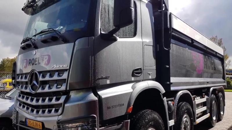 Mercedes-Benz Arocs 8x8 купается