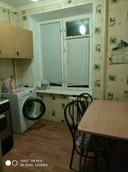 Фото: Предлагаю  большую комнату 18м2 в двушке в кирпичной пятиэтажке в шаговой доступности от м ВОДНЫЙ СТАДИОН (12-15 мин пешком). В квартире сделан косметический ремонт, санузел раздельный, сантехника в исправном состоянии, есть высокоскоростной WI-FI, холодильник, стиральная машина, телевизор, гладильная доска, сушилка для белья, встроенный шкаф для одежды,  на окнах жалюзи, есть карниз для штор, комната закрывается на ключ. Тихий двор, чистый подъезд, окна во двор на сквер на южную сторону. Рядом парк,  спорткомплекс, магазины, торговые комплексы.<br>       В соседней маленькой комнате проживает девушка, которая много работает и мало времени проводит в квартире. Фактически заселяясь в комнату - вы получаете однушку! <br>       Предложение для девушек, женщин, мужчин, семейных пар, НО только граждан России! <br>       По всем вопросам пишите в личку.