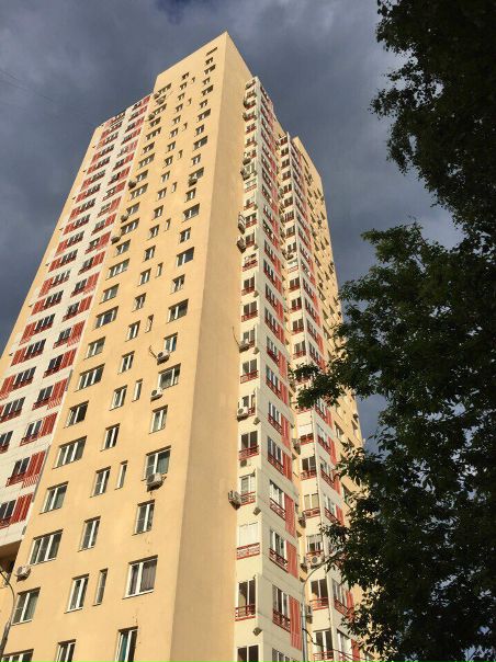 Фото: Заселение с 1 ноября! Срочно ищем соседа(ку) или двух соседей в большую комнату в огромной 3х-комнатной квартире 100м2. В комнате 3 окна, двуспальная кровать, спальный гарнитур и ещё огромный свободный угол, где можно разместить при необходимости все,что угодно,вплоть до стенки и ещё одного спального места. Для одежды имеется 2 шкафа-купе.<br>В квартире хороший ремонт, 2 санузла, огромная прихожая, где можно оставить велосипед и ненужные вещи. <br>Дом новый, с охраной. До метро бульвар Рокоссовского 15 минут пешком или 5 минут на трамвае (ходят часто, остановка в 2х шагах от дома).<br>От дома до Охотного ряда можно добраться за 35 минут на общ.транспорте и всегда сидя.<br>В соседях 2 девушки: 26 и 27 лет, работаем, уважаем личное пространство и любим чистоту, чего и от новых соседей желаем.<br>Оплата для двоих - 24 т.р., для одного - 22 т.р. плюс депозит. Вода, свет, интернет оплачивается отдельно. Более подробно-в ЛС<br> Жуганенко