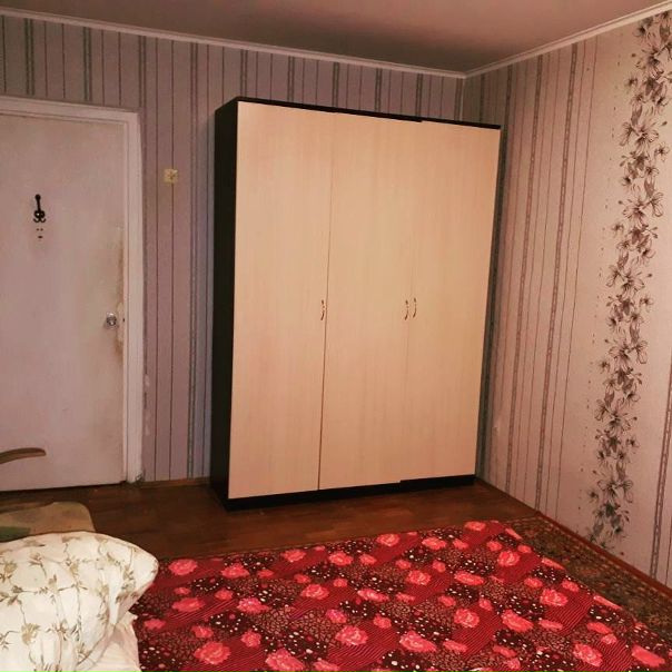 Фото: Доброго времени суток! Сдается комната в 3-х комнатной квартире. Стоимость 17 тыс плюс комуналка. В 5-ти минутах от метро. Для одной девушки ( или двух)( без в/п)<br>Санузел раздельный. В в квартире есть стиральная машина, плита, гладильная доска , утюг. Проведен Wi-Fi. В соседях:пара в одной комнате, девушка одна во второй комнате.<br>Обязательные требования: соблюдать чистоту и порядок. За собой убираться. И добро пожаловать!<br>М. Красногвардейская. Зябликово.