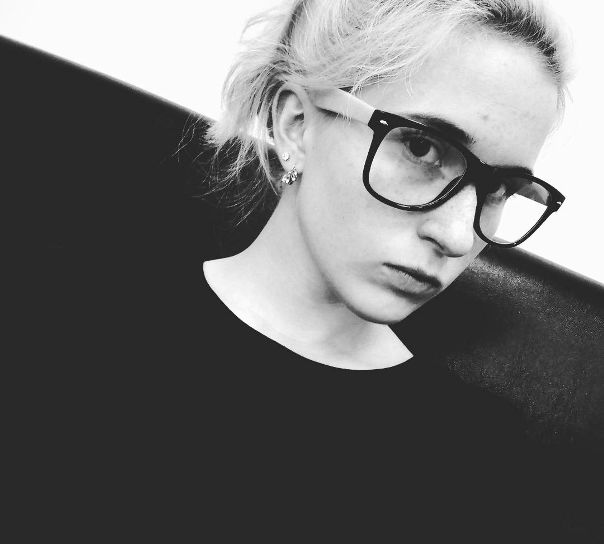 Девушка, 20 лет, прописана в области, ищу 1-комнатную квартиру или студию. Проживать буду одна, в планах завести котенка, так что желательно, чтобы в квартире разрешено было его содержать. Рассматриваю любой район Москвы и области, (до метро не более получаса на любом транспорте). <br>Максимальная цена 20000 + счетчики. Залог желательно разбить на пару месяцев, если он есть. <br>Я аккуратная, спокойная, шуметь не буду, домой никого не вожу, имею стабильную работу и почти все время провожу на ней. <br>Также обращаю внимание на то, что я курящая, но в помещении не курю, только на улице или на балконе. <br>Квартиру сниму только по договору и предъявлении документов на собственность.<br>Комнаты и подселение не рассматриваю!<br> Eyre - фото Фото: Девушка, 20 лет, прописана в области, ищу 1-комнатную квартиру или студию. Проживать буду одна, в планах завести котенка, так что желательно, чтобы в квартире разрешено было его содержать. Рассматриваю любой район Москвы и области, (до метро не более получаса на любом транспорте). <br>Максимальная цена 20000 + счетчики. Залог желательно разбить на пару месяцев, если он есть. <br>Я аккуратная, спокойная, шуметь не буду, домой никого не вожу, имею стабильную работу и почти все время провожу на ней. <br>Также обращаю внимание на то, что я курящая, но в помещении не курю, только на улице или на балконе. <br>Квартиру сниму только по договору и предъявлении документов на собственность.<br>Комнаты и подселение не рассматриваю!<br> Eyre