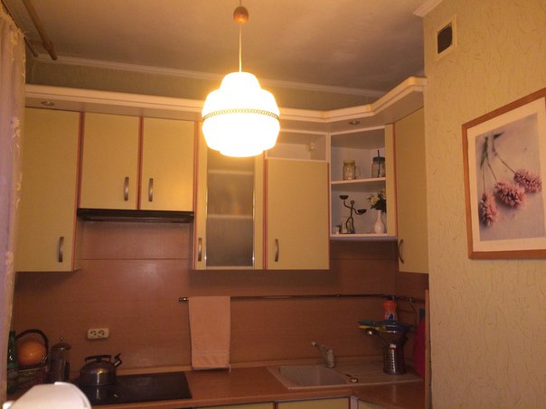 Фото: Всем привет <br>Ищу соседку для совместного проживания в 1 комнатную квартиру .<br>Заселение возможно с 19 февраля .<br> Квартира в пешей доступности от метро - Котельники 3 минуты ,Жулебино - 8 мин .<br>Рядом Летуаль ,пятёрочка ,Макдоналдс ,спорт зал через дорогу .До Меги Белая дача ехать 10-15 мин.<br>В соседке хочется видеть чистоплотную и дружелюбную,жить придётся под одной крышей ,хотелось бы стать друзьями .Вспыльчивые дамы со своими правилами ,пожалуйста стороной .<br>Мне 24 года,работаю ,чистоплотная ,адекват ,люблю искусство .<br>В доме есть два ласковых кота <br>Не собственник ,снимаю квартиру с договором .Депозит есть , можно разбить на 2-3 месяца ,договор можно переоформить .Плата в месяц с коммунальными платежами 32300 ,по  16150 на двоих.<br>В квартире есть все условия для комфортного проживания.<br>Пишите 