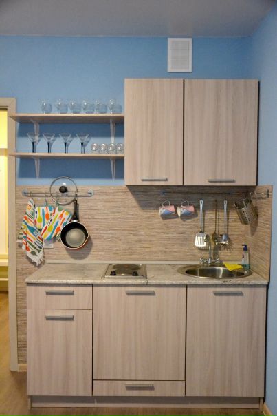 Сдается 1 ком. кв., ул. Крыленко 1, к1, стр. 3<br>Общая плошать 38,6 кв.м., <br>кухня- 11кв.м., <br>гостиная- 16кв. м, <br>гардеробная-1,6 кв м. <br>Дом новый, квартира после ремонта. Все новое. Обои под по краску, ламинат. В квартире есть все самое необходимое-плита, чайник, гладильная доска, диван книжка, шкаф, кладовка для вещей, надувной матрац( на всякий случай) частично посуда. Холодильник и стиральная машина буду привезены в первую неделю после заселения, все будет новое, только с магазина. Квартира, чистая, уютная, на все стоят счетчики. Двор без машин, рядом есть платные и бесплатные парковки. В комплексе открыты продуктовые магазины. До ТК ЛондонМол, Карусель, Лента и т.д.<br> Дыбенко - 5-10 минут транспортом, 20-25 пешком.<br> Большевиков, Новочеркасская, Ломоносовская - 10-15 минут транспортом. <br>Рядом есть ФинтесХаус и небольшие парки - 5 минут пешком.<br>Сдается чистоплотным и платежеспособным гражданам РФ без животных, желательно девушкам или семейной парой.<br> Стоимость 22000 т.рмес+КУ .Залог 100%, без рассрочки. Не агентство, от собственника.<br> 8(909)585-08-83 <br> 8(964)375-57-32 - фото Фото: Сдается 1 ком. кв., ул. Крыленко 1, к1, стр. 3<br>Общая плошать 38,6 кв.м., <br>кухня- 11кв.м., <br>гостиная- 16кв. м, <br>гардеробная-1,6 кв м. <br>Дом новый, квартира после ремонта. Все новое. Обои под по краску, ламинат. В квартире есть все самое необходимое-плита, чайник, гладильная доска, диван книжка, шкаф, кладовка для вещей, надувной матрац( на всякий случай) частично посуда. Холодильник и стиральная машина буду привезены в первую неделю после заселения, все будет новое, только с магазина. Квартира, чистая, уютная, на все стоят счетчики. Двор без машин, рядом есть платные и бесплатные парковки. В комплексе открыты продуктовые магазины. До ТК ЛондонМол, Карусель, Лента и т.д.<br> Дыбенко - 5-10 минут транспортом, 20-25 пешком.<br> Большевиков, Новочеркасская, Ломоносовская - 10-15 минут транспортом. <br>Рядом есть ФинтесХаус и небольшие парки - 5 минут пешком.<br>Сдается чистоплотным и платежеспособным гражданам РФ без животных, желательно девушкам или семейной парой.<br> Стоимость 22000 т.рмес+КУ .Залог 100%, без рассрочки. Не агентство, от собственника.<br> 8(909)585-08-83 <br> 8(964)375-57-32