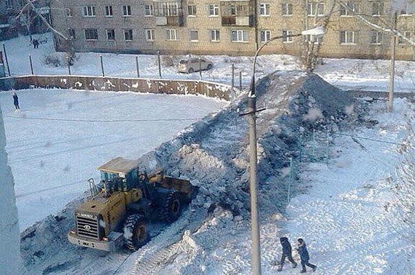 Омские власти раскритиковали за горки из грязного снега