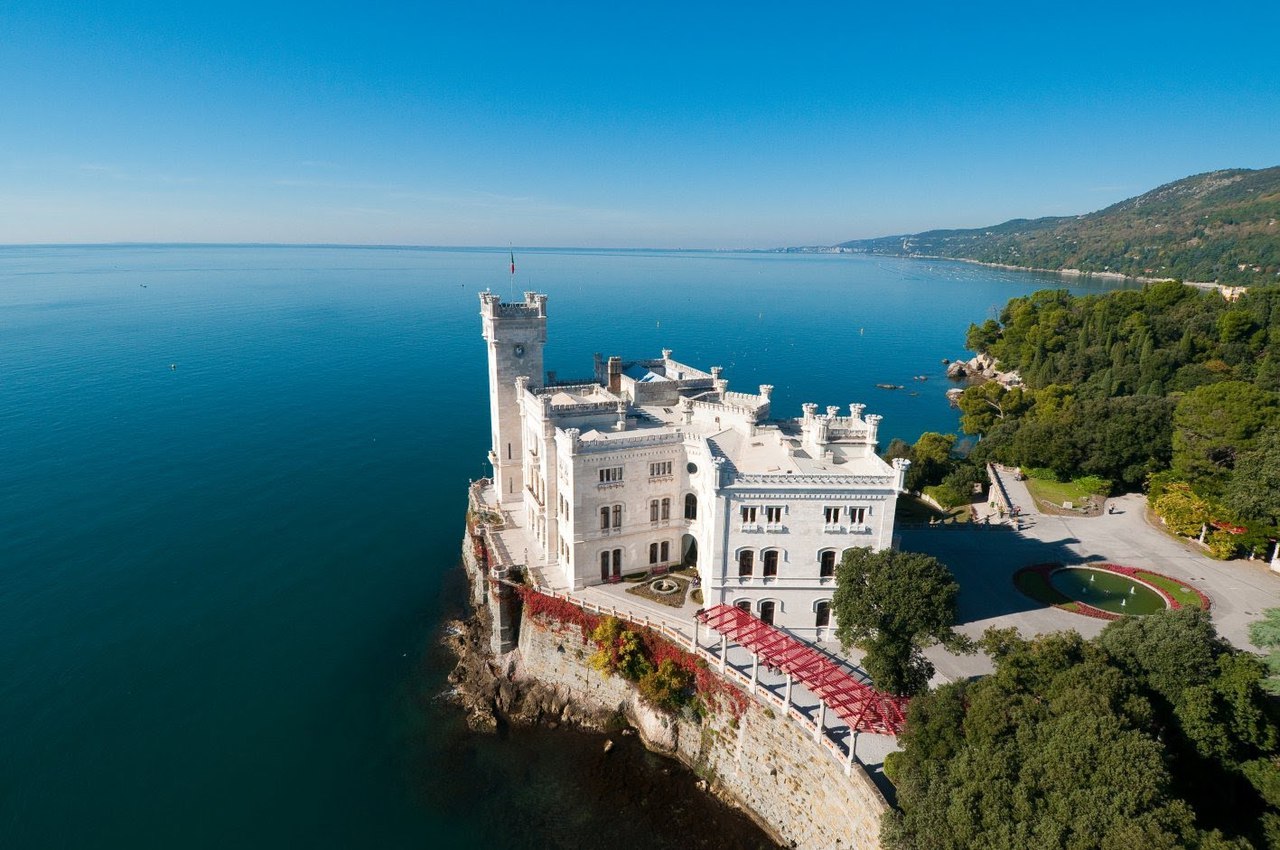Замки на скалах у моря