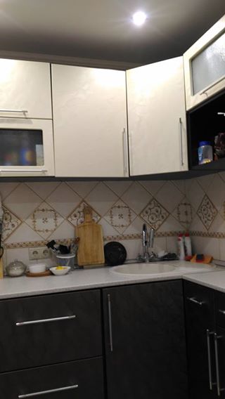 В связи с моим переездом ищу себе замену в изолированную комнату в 2-комн. квартире <br>Строго 1 девушке без животных. Цена 15000 руб + коммунальные платежи, которые делятся пополам (ЖКУ, свет, телефон, интернет) <br>Депозит 15000 руб. <br>До метро Рязанский проспект или Кузьминки пешком 20 минут. Этаж 2/9. <br>Квартира в отличном состоянии. Из мебели двуспальный диван, туалетный столик, шкаф для одежды, стелаж. <br>Есть wi-fi, стиральная машинка, газовая плита (духовка работает). В другой комнате живет 1 девушка. По всем вопросам просьба обращаться к ней по телефону: 89852079947 Лия. <br>Заселение с 19 февраля<br> Ким - фото Фото: В связи с моим переездом ищу себе замену в изолированную комнату в 2-комн. квартире <br>Строго 1 девушке без животных. Цена 15000 руб + коммунальные платежи, которые делятся пополам (ЖКУ, свет, телефон, интернет) <br>Депозит 15000 руб. <br>До метро Рязанский проспект или Кузьминки пешком 20 минут. Этаж 2/9. <br>Квартира в отличном состоянии. Из мебели двуспальный диван, туалетный столик, шкаф для одежды, стелаж. <br>Есть wi-fi, стиральная машинка, газовая плита (духовка работает). В другой комнате живет 1 девушка. По всем вопросам просьба обращаться к ней по телефону: 89852079947 Лия. <br>Заселение с 19 февраля<br> Ким