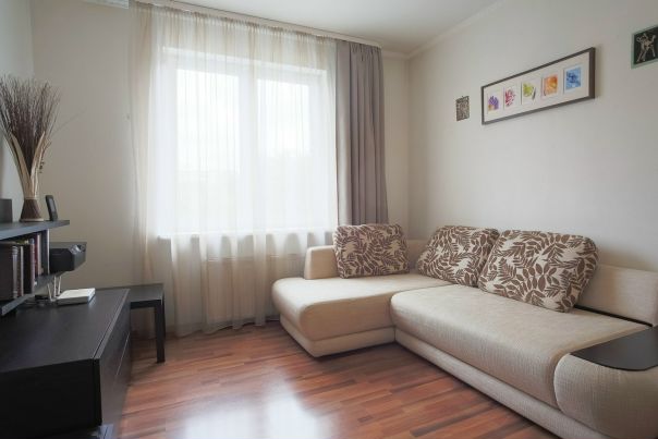 Фото: Новолитовская ул., 4<br><br>Продается 1 комнатная квартира в Выборгском районе! Прямая продажа. В собственности более 5ти лет. <br>Удобная планировка. Хорошее месторасположение дома. Рядом есть вся инфраструктура. ТРК 