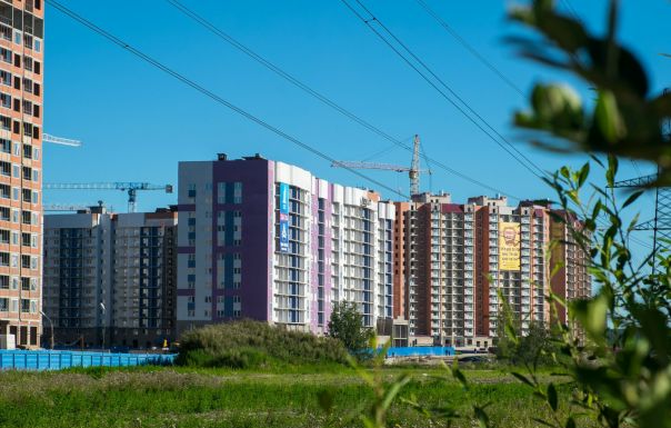 Мурино, Петровский бульвар, 3к1<br>Переуступка с чистовой отделкой.<br>Просторная студия 26 кв.м с полной чистовой отделкой на 9 этаже 3 корпуса. Срок сдачи 4 квартал 2017 года.<br><br>Двор жилого комплекса «Три кита» является закрытым; безопасность жильцов будет также обеспечена наличием контрольно-пропускного пункта и системой видеонаблюдения по периметру двора, а также охранной службой. <br>В соседних кварталах возводятся физико-математическая и несколько общеобразовательных школ, детские сады, поликлиники и пр. социальные учреждения. За чертой КАД, примерно в 1,5 км, находится целый ряд крупных супермаркетов – «Окей», «Лента», «Мега» и пр.<br>Транспортная доступность жилого комплекса хорошая. В 3 мин. находится ст. метро «Девяткино» и ж/д вокзал. По ул. Вокзальная можно выехать на Токсовское шоссе, а оттуда в 1,5 км на КАД или за город в направлении Токсово.<br>2 100 000 руб. - фото Фото: Мурино, Петровский бульвар, 3к1<br>Переуступка с чистовой отделкой.<br>Просторная студия 26 кв.м с полной чистовой отделкой на 9 этаже 3 корпуса. Срок сдачи 4 квартал 2017 года.<br><br>Двор жилого комплекса «Три кита» является закрытым; безопасность жильцов будет также обеспечена наличием контрольно-пропускного пункта и системой видеонаблюдения по периметру двора, а также охранной службой. <br>В соседних кварталах возводятся физико-математическая и несколько общеобразовательных школ, детские сады, поликлиники и пр. социальные учреждения. За чертой КАД, примерно в 1,5 км, находится целый ряд крупных супермаркетов – «Окей», «Лента», «Мега» и пр.<br>Транспортная доступность жилого комплекса хорошая. В 3 мин. находится ст. метро «Девяткино» и ж/д вокзал. По ул. Вокзальная можно выехать на Токсовское шоссе, а оттуда в 1,5 км на КАД или за город в направлении Токсово.<br>2 100 000 руб.