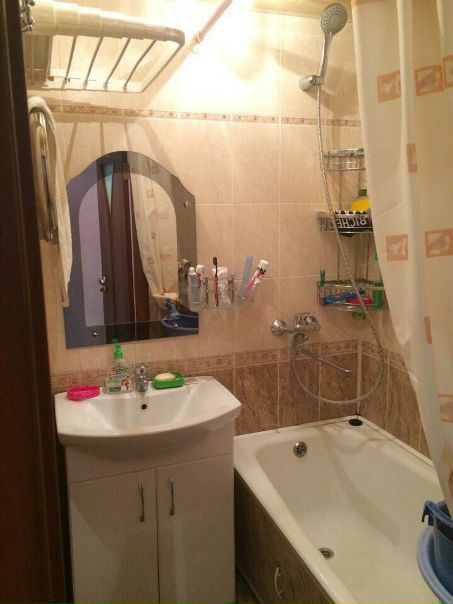 Фото: Сдаём с 15 сентября на длительный срок комнату в трехкомнатной квартире в Москве на ст. м. Кузьминки. В двух других комнатах живём мы с подругой. <br><br>В комнате имеется диван, шкаф, кресло и телевизор. В самой квартире есть все необходимое для жизни: раздельный санузел, кухня со всей необходимой бытовой техникой, стиралка, интернет. Продуктовые магазины в шаговой доступности. Путь до метро составляет ~10-15 минут пешком. <br>Цена 15 000 руб + залог 14 000 руб. К/у включены в стоимость. Агентов просьба не беспокоить. <br><br>89680043957 Лиза<br>89177105018 Юля <br>(Пишите в Viber, whats app)<br> Ромашкан