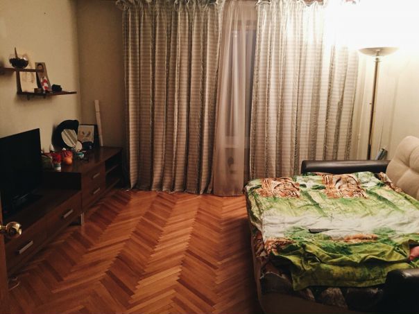 Срочно! Подселю к себе в комнату девушку на длительный срок. <br>м. Пражская, трешка, 10к+счетчики (прибл 11500-11800 в месяц) Въезд сейчас. <br>От метро 13 минут пешком ( что к пражской, что к Янгеля) , хорошо развитая инфраструктура, рядом с домом магазины, фитнес клубы, кинотеатр, огромный ТЦ Колумбус.<br>В комнате шкаф, диван(двухспальный, можно попросить хозяйку что бы привезла ещё раскладное кресло-кровать) , кондиционер, телевизор. Комната просторная, можно заниматься йогой или танцевать;) <br>В квартире есть все для комфортного проживания (холодильник, микроволновка, чайник, вся посуда, стиралка, утюг, <br>пылесос) и мы- хорошие и тихие соседи . Комнаты изолированные. Единственное но!!!санузел совмещен, но очереди утром нет. <br>В соседних комнатах - девушка Лера, сосед- Дима - работает без отдыха, дома только ночью - спит. <br>Посиделки дома устраиваем только иногда по выходным - поиграть в настолочки с друзьями. <br>Строго не курящим! - фото Фото: Срочно! Подселю к себе в комнату девушку на длительный срок. <br>м. Пражская, трешка, 10к+счетчики (прибл 11500-11800 в месяц) Въезд сейчас. <br>От метро 13 минут пешком ( что к пражской, что к Янгеля) , хорошо развитая инфраструктура, рядом с домом магазины, фитнес клубы, кинотеатр, огромный ТЦ Колумбус.<br>В комнате шкаф, диван(двухспальный, можно попросить хозяйку что бы привезла ещё раскладное кресло-кровать) , кондиционер, телевизор. Комната просторная, можно заниматься йогой или танцевать;) <br>В квартире есть все для комфортного проживания (холодильник, микроволновка, чайник, вся посуда, стиралка, утюг, <br>пылесос) и мы- хорошие и тихие соседи . Комнаты изолированные. Единственное но!!!санузел совмещен, но очереди утром нет. <br>В соседних комнатах - девушка Лера, сосед- Дима - работает без отдыха, дома только ночью - спит. <br>Посиделки дома устраиваем только иногда по выходным - поиграть в настолочки с друзьями. <br>Строго не курящим!