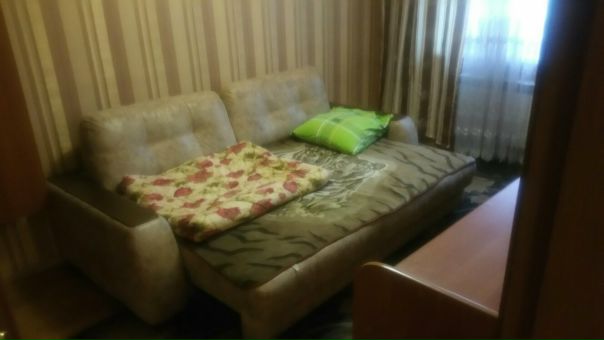 Фото: Сдам комнату в Южном Бутово на Изюмской улице в трехкомнатной квартире. Проживаю я один. Квартира полностью мебелизированная! 2 холодильника, на кухне телевизор. Санузел раздельный. Всё необходимое для жизни есть - посуда, микроволновка, пылесос, утюг, стиралка, Wi- Fi, Комната которая сдаётся будет первая на фото, 18 м2, есть стол, шкаф, комод, стул. Рядом в 2х минутах 2 супермаркета, в соседнем здании фитнес клуб, до метро ул. Скобелевская 5 мин пешком.<br>Цена 15000 руб включая коммунальные.<br>Желателен залог за 1 месяц. Можно разбить по частям.<br>Тел 8 930 727 81 50 Сергей