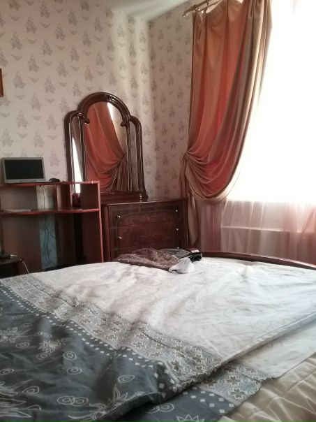 Сдается красивая КОМНАТА в центре Москвы <br>ст.м. Краснопресненская/Баррикадная / ст.м. 1905 г. <br>Элитный дом во дворе. Трешка, свежий ремонт, чистота и комфорт. <br>С застекленным балконом и красивым видом! <br>Идеально как для пары, так и для одного человека (пол не важен!) <br>Стиралка, сушилка, чайник, свч, посуда, плита, холодильник – всем можно пользоваться. <br>БЕЗ комиссии, залог 3 500 р. <br>24 800 в месяц (к.у и вай-фай включены в эту стоимость) <br>+ в конце месяца свет/вода по счетчикам (это около 500 р.) <br> <br>P.S. проживаю сама, но переезжаю жить к друзьям!) поэтому помогаю искать нового жильца <br>Уже можно заселяться, welcome! - фото Фото: Сдается красивая КОМНАТА в центре Москвы <br>ст.м. Краснопресненская/Баррикадная / ст.м. 1905 г. <br>Элитный дом во дворе. Трешка, свежий ремонт, чистота и комфорт. <br>С застекленным балконом и красивым видом! <br>Идеально как для пары, так и для одного человека (пол не важен!) <br>Стиралка, сушилка, чайник, свч, посуда, плита, холодильник – всем можно пользоваться. <br>БЕЗ комиссии, залог 3 500 р. <br>24 800 в месяц (к.у и вай-фай включены в эту стоимость) <br>+ в конце месяца свет/вода по счетчикам (это около 500 р.) <br> <br>P.S. проживаю сама, но переезжаю жить к друзьям!) поэтому помогаю искать нового жильца <br>Уже можно заселяться, welcome!