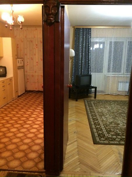 Сдаётся 1-комнатная квартира 6/12 в кирпичном доме 41,7 кв.м комната 17, кухня 11, есть лоджия, кладовка, санузел совмещённый. <br>М. Шоссе Энтузиастов/Перово пешком 25-30 минут, на автобусе 7-8 минут. Рядом ж/д станция Перово/Чухлинка, парк Перово и Кусково. Ремонт давно не делался, но чистенько, лишней мебели и мусора нет. Новый диван и стиральная машина. <br>Оплата 30000 + счётчики (интернет отдельно, какой подключите). Депозит 1 мес. Можно разбить на два платежа. Срок аренды от 6-11 месяцев.<br> Кузнецова - фото Фото: Сдаётся 1-комнатная квартира 6/12 в кирпичном доме 41,7 кв.м комната 17, кухня 11, есть лоджия, кладовка, санузел совмещённый. <br>М. Шоссе Энтузиастов/Перово пешком 25-30 минут, на автобусе 7-8 минут. Рядом ж/д станция Перово/Чухлинка, парк Перово и Кусково. Ремонт давно не делался, но чистенько, лишней мебели и мусора нет. Новый диван и стиральная машина. <br>Оплата 30000 + счётчики (интернет отдельно, какой подключите). Депозит 1 мес. Можно разбить на два платежа. Срок аренды от 6-11 месяцев.<br> Кузнецова