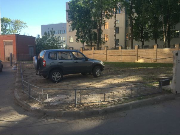 Памятник любителям парковаться на газоне