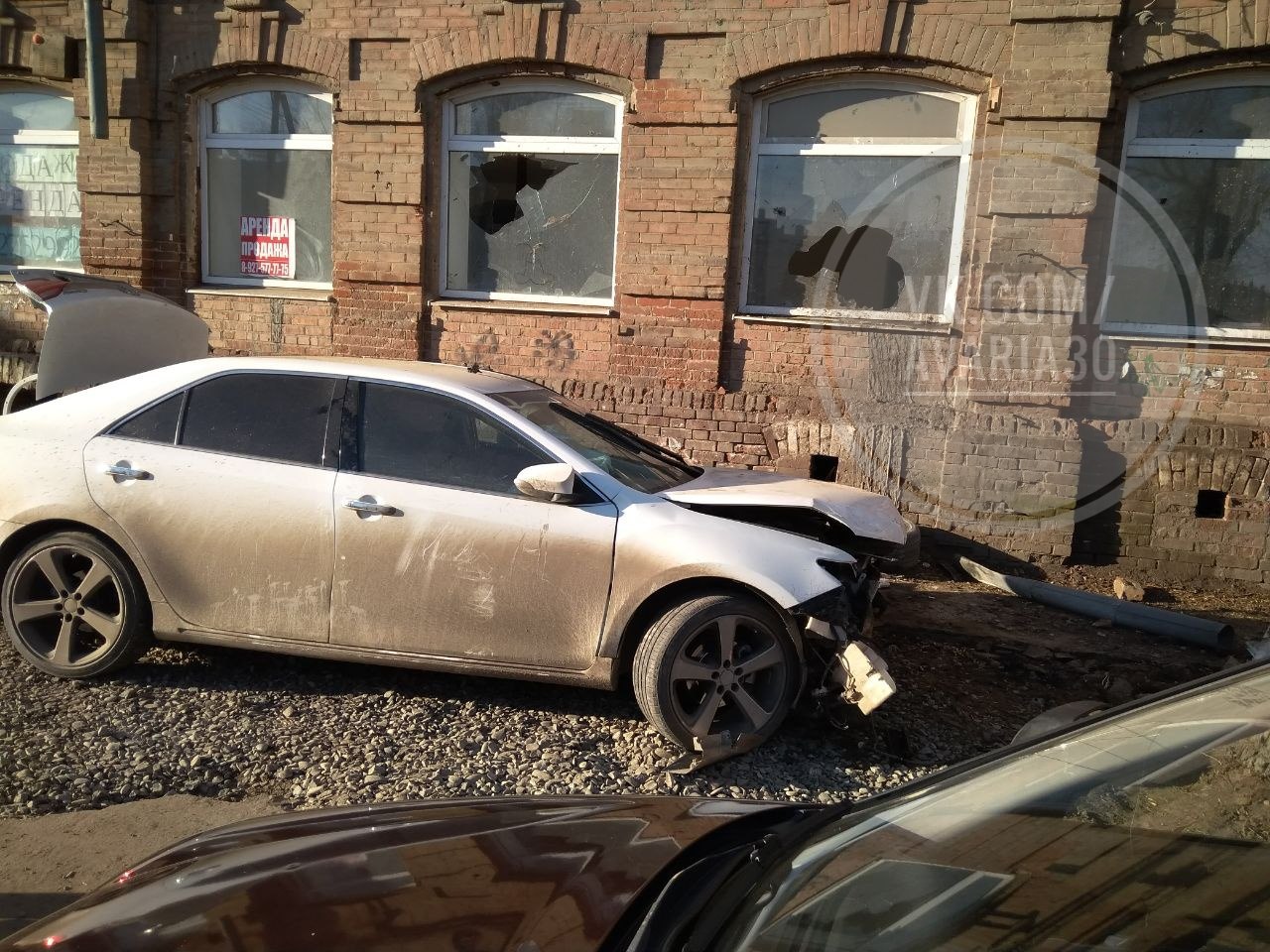 Ночью в центре Астрахани пьяная автоледи протаранила здание Ночью в центре Астрахани пьяная автоледи протаранила здание