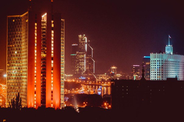 НОВЫЙ АРБАТ. СРОЧНО <br>Сдается светлая изолированная комната (20м2) в 3-х комнатной квартире для одной девушки. <br>12 этаж. Шикарный вид на Москва - Сити, Белый Дом, Москва- Реку, Кутузовский проспект. Дом с консъержем. Ремонт не евро. В других двух комнатах живем мы с соседкой. Все работающие. Друг другу не мешаем. Ищем порядочную, неконфликтную платежеспособную девушку. 25.000(к/у включено). <br>Рядом м.Арбатская, Смоленская, Баррикадная, Краснопресненская. <br>Заселение до 15 февраля. Можно с котом, наш съехал.<br>Интересующую информацию уточняйте в личке. - фото Фото: НОВЫЙ АРБАТ. СРОЧНО <br>Сдается светлая изолированная комната (20м2) в 3-х комнатной квартире для одной девушки. <br>12 этаж. Шикарный вид на Москва - Сити, Белый Дом, Москва- Реку, Кутузовский проспект. Дом с консъержем. Ремонт не евро. В других двух комнатах живем мы с соседкой. Все работающие. Друг другу не мешаем. Ищем порядочную, неконфликтную платежеспособную девушку. 25.000(к/у включено). <br>Рядом м.Арбатская, Смоленская, Баррикадная, Краснопресненская. <br>Заселение до 15 февраля. Можно с котом, наш съехал.<br>Интересующую информацию уточняйте в личке.
