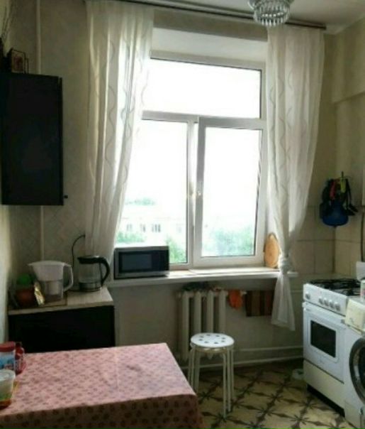 Комната 20кв.м. <br>М. Выставочная<br>М. Ул. 1905г.<br>Цена: 25тр в месяц. (Коммуналка включена)<br><br>Сдается с 12 НОЯБРЯ на длительный срок<br>Адрес: Шмитовский проезд д.19<br><br>Сдам комнату в трехкомнатной квартире.<br>20кв.м. Полотки 3,2м.<br>в других комнатах проживают 1 женщина и 1 пара.<br>Окна стеклопакет во всей квартире.<br>Есть стиральная машина, холодильник, вайфай.<br>Окна на Москва-Сити (фото прилагается)<br>Рассматриваю 1-2 человек. <br>Рядом есть парк, сквер, пруды, магазины эконом и премиум класса. в 10минут ходьбы ТЦ АФИМОЛ, метро Выставочная, так же можно на маршрутке доехать до м.ул.1905г (10мин)<br>Оплата: все включено.(кроме wifi)<br>Условия - предоплата за месяц + депозит (можно разбить на 2-3 месяца)<br>Собственник.<br>смотреть по договоренности.<br>Мебель: кровать, большой шкаф, что-то еще.<br><br>8 (985) 786-81-17 Павел - фото Фото: Комната 20кв.м. <br>М. Выставочная<br>М. Ул. 1905г.<br>Цена: 25тр в месяц. (Коммуналка включена)<br><br>Сдается с 12 НОЯБРЯ на длительный срок<br>Адрес: Шмитовский проезд д.19<br><br>Сдам комнату в трехкомнатной квартире.<br>20кв.м. Полотки 3,2м.<br>в других комнатах проживают 1 женщина и 1 пара.<br>Окна стеклопакет во всей квартире.<br>Есть стиральная машина, холодильник, вайфай.<br>Окна на Москва-Сити (фото прилагается)<br>Рассматриваю 1-2 человек. <br>Рядом есть парк, сквер, пруды, магазины эконом и премиум класса. в 10минут ходьбы ТЦ АФИМОЛ, метро Выставочная, так же можно на маршрутке доехать до м.ул.1905г (10мин)<br>Оплата: все включено.(кроме wifi)<br>Условия - предоплата за месяц + депозит (можно разбить на 2-3 месяца)<br>Собственник.<br>смотреть по договоренности.<br>Мебель: кровать, большой шкаф, что-то еще.<br><br>8 (985) 786-81-17 Павел