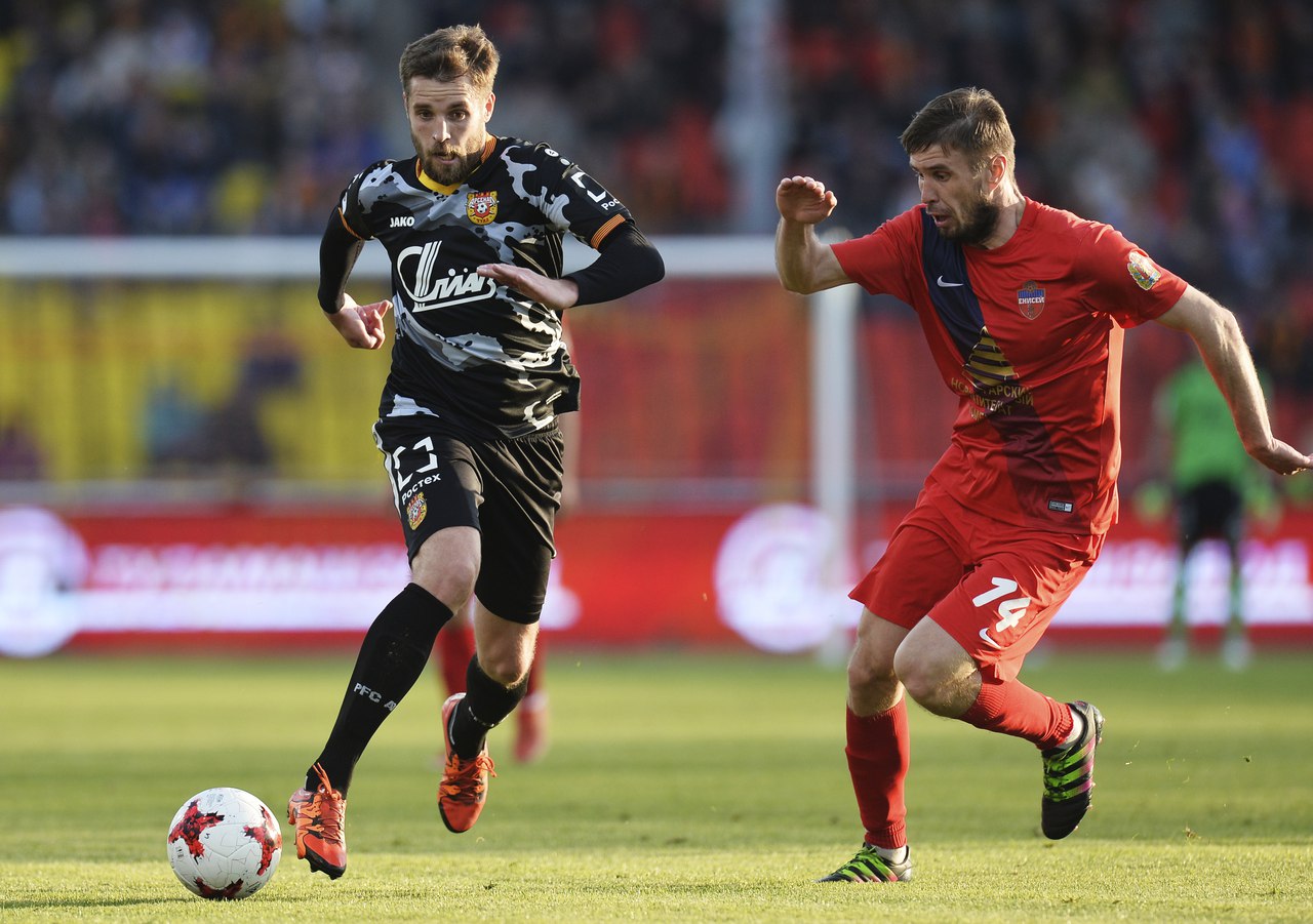 Спорт футбол премьер. Максим Семакин Енисей. Максим Семакин футболист. Семакин ФК Енисей Красноярск. Семакин экс футболист Енисей.