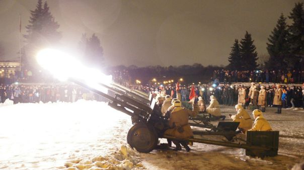 «Победный Салют» <br>_______________________<br>27 января в 20:00 <br>Марсово поле<br><br>Петербуржцы увидят военно-историческую реконструкцию артиллерийского салюта в честь полного снятия блокады Ленинграда. - фото Фото: «Победный Салют» <br>_______________________<br>27 января в 20:00 <br>Марсово поле<br><br>Петербуржцы увидят военно-историческую реконструкцию артиллерийского салюта в честь полного снятия блокады Ленинграда.