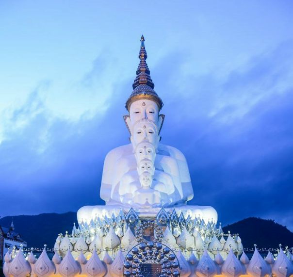 Big Buddha в Wat Pha Sorn Kaew, провинция Пхетчабун