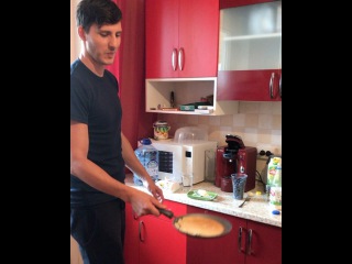 Когда муж на кухне😍😋🥞🤗
