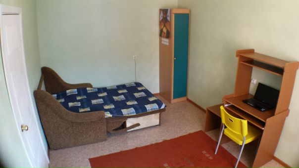Фото: Комната 14 м в 3-к кв, 5/16 эт., окна во двор, можно въезжать с 10 февраля <br>Я СОБСТВЕННИК, АГЕНТЫ МИМО! Сдам комнату девушке или двум девушкам (так как соседнюю комнату тоже девушка снимает и парни чистоту обычно только обещают) без животных и детей, желательно до 30 лет возрастом, гражданам рф <br>Комната 14 метров, есть 3 спальных места, вай-фай, Ip-tv <br>Всего в кв. 3 комнаты, в одной живу я, в другой девушка <br>Стиральная машина, плита и микроволновка с холодильником, всё такое есть <br>Дома- новостройки, так что ремонт довольно приличный, уютно, зимой не холодно, летом свежо, район тихий и яркий <br>Во дворе супермаркеты SPAR и НЕТТО, рядом гипермаркеты Окей и Лента <br>Территориально: Таллинское/Красносельское шоссе 54, 10 мин. на маршрутке от метро 