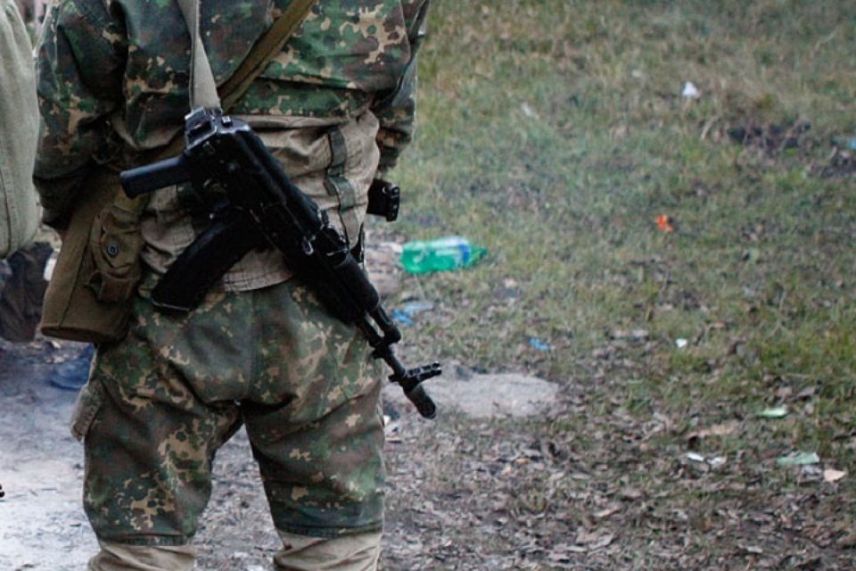 Жителя Абхазии гулявшего в Урупском районе с автоматом Калашникова осудили на 3 месяца