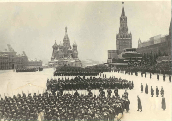 7 НОЯБРЯ 1941 ГОД... КРАСНАЯ ПЛОЩАДЬ... ВОЕННЫЙ ПАРАД... 