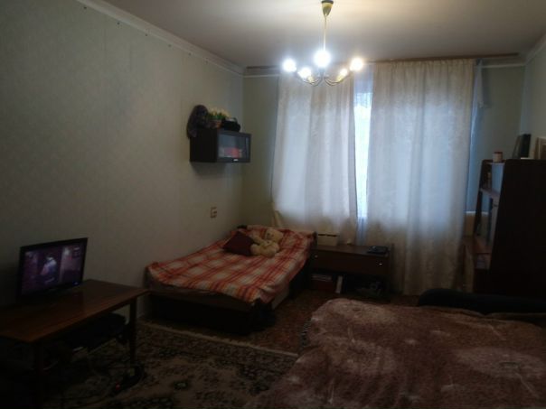 Фото: Ищем девушку на подселение в 1 комн. кв. (Проживает 2-ое, несобственники) <br>Цена 10тыс. +коммуналка. Без депозита. Можно курить, гости по согласованию, без животных. <br>Метро Пражская (6-8 мин пешком) Рядом Огромный ТЦ Коламбус, с/х рынок. Уютная квартира, лояльные соседки). Длительный срок.<br> Стреха
