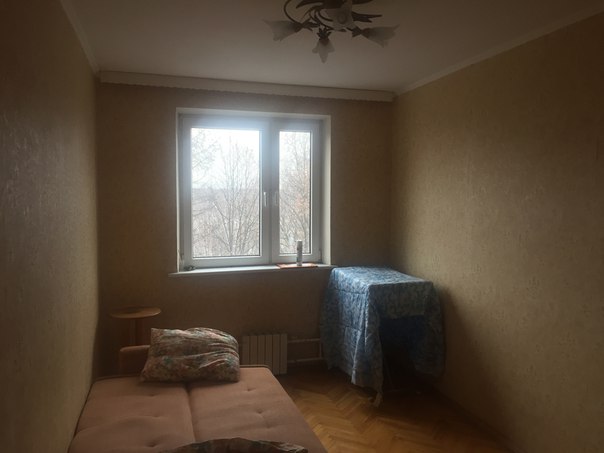 Комната рядом с Кусковским лесопарком, вблизи ст. м. Выхино.<br>Ищу соседа или соседку в 2-комнатную квартиру, которую снимаю на ул. Красный Казанец д.3 корп.5.<br>15 тыс. рублей в месяц + депозит 15 тыс. + ЖКУ по квитанции (2,5 – 3 тыс. рублей), без комиссии.<br>Про транспортную доступность<br>15 минут пешком или 11 минут на ОТ до ст. м. Выхино.<br>Про район<br>Рядом Кусковский лесопарк с его прудами, крытый каток Ледо, лыжная база и стрелковый тир. <br>Торговля здесь тоже вполне достойная: рядом с домом есть Магнит, Перекресток Экспресс и Атак, а в 16 минутах ходьбы ТЦ Вешняки и Мегаком. <br>Если заболеете, неподалеку горбольница № 15 имени Филатова – весьма достойное и уважаемое многопрофильное лечебное заведение, лечиться там можно и платно, и бесплатно. <br>Автомобилистов порадует наличие нескольких АЗС при выезде на МКАД и ул. Паперника.<br>Про дом<br>Панельный 9-этажный дом серии II-49 1970 года постройки. Вот он на фото, и в нем 1 пассажирский лифт на каждый подъезд, а также кодовый замок либо домофон. <br>Про квартиру и соседа<br>7 этаж, общая площадь 44, кухня 6, предлагаемая комната – 10 кв. м. Я живу в другой комнате, работаю в ресторанном бизнесе, дома появляюсь, чтобы позавтракать, поужинать посмотреть кино, почитать книги и выспаться. <br>Ремонт сделан менее 3 лет назад. Полы: в комнатах паркет, на кухне керамогранит. Санузел совмещенный.<br>Есть мебель на кухне, шкафы, стиралка, холодильник, посудомойка, печь СВЧ, чайник, телевизор. <br>В комнате диван, шкаф – и выглядит все довольно аскетично. <br>Заезжать можно с конца февраля .<br>Звоните и пишите мне:+79633208448 Игорь. - фото Фото: Комната рядом с Кусковским лесопарком, вблизи ст. м. Выхино.<br>Ищу соседа или соседку в 2-комнатную квартиру, которую снимаю на ул. Красный Казанец д.3 корп.5.<br>15 тыс. рублей в месяц + депозит 15 тыс. + ЖКУ по квитанции (2,5 – 3 тыс. рублей), без комиссии.<br>Про транспортную доступность<br>15 минут пешком или 11 минут на ОТ до ст. м. Выхино.<br>Про район<br>Рядом Кусковский лесопарк с его прудами, крытый каток Ледо, лыжная база и стрелковый тир. <br>Торговля здесь тоже вполне достойная: рядом с домом есть Магнит, Перекресток Экспресс и Атак, а в 16 минутах ходьбы ТЦ Вешняки и Мегаком. <br>Если заболеете, неподалеку горбольница № 15 имени Филатова – весьма достойное и уважаемое многопрофильное лечебное заведение, лечиться там можно и платно, и бесплатно. <br>Автомобилистов порадует наличие нескольких АЗС при выезде на МКАД и ул. Паперника.<br>Про дом<br>Панельный 9-этажный дом серии II-49 1970 года постройки. Вот он на фото, и в нем 1 пассажирский лифт на каждый подъезд, а также кодовый замок либо домофон. <br>Про квартиру и соседа<br>7 этаж, общая площадь 44, кухня 6, предлагаемая комната – 10 кв. м. Я живу в другой комнате, работаю в ресторанном бизнесе, дома появляюсь, чтобы позавтракать, поужинать посмотреть кино, почитать книги и выспаться. <br>Ремонт сделан менее 3 лет назад. Полы: в комнатах паркет, на кухне керамогранит. Санузел совмещенный.<br>Есть мебель на кухне, шкафы, стиралка, холодильник, посудомойка, печь СВЧ, чайник, телевизор. <br>В комнате диван, шкаф – и выглядит все довольно аскетично. <br>Заезжать можно с конца февраля .<br>Звоните и пишите мне:+79633208448 Игорь.