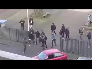 В Голландии школьники избили напавшему на школу ассасина
