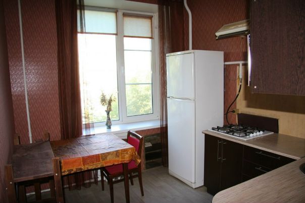 Фото: Энгельса пр., 22<br><br>Квартира рядом с парком.<br>Продается 2к. кв в сталинском доме на пр. Энгельса 22 на 4 этаже (без лифта).<br>Хорошая планировка, две изолированные комнаты, раздельный сан.узел (душ), квадратная кухня 8 кв.м (гарнитур и бытовую технику оставляем). Прямая продажа, 1 собственник. Показы в любое удобное для вас время.<br>Цена 5 100 000