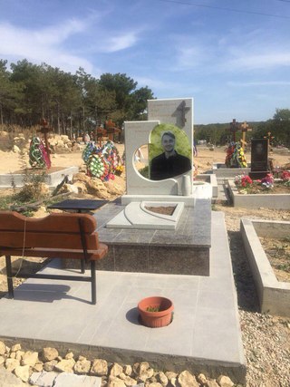 Лампадка из лезниковского гранита Благодарный Мраморный голубь Калач