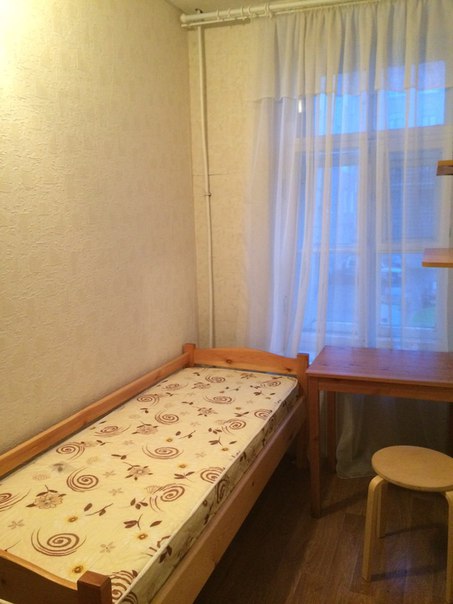 Фото: Сдаю для одного на длительный срок уютную, светлую комнату, 11 кв м, в квартире с хорошим ремонтом, метро Елизаровская в пешей доступности, 10 минут пешком. <br>Проживание без собственника, без комиссии. <br> <br>В комнате современная мебель (ИКЕА), кровать, шкаф, полочки, зеркало, стол, табурет, тюль. Комната закрывается на ключ. Wi-Fi. <br> <br>На кухне холодильник, плита, микроволновка, чайник. <br>Все в хорошем состоянии. <br> <br>Санузел чистый, светлый. Ванная, полочки, зеркало, стиральная машинка. <br> <br>Рядом магазины, кафе, книжная ярмарка в ДК Крупской, Успенская церковь, театр. <br>Рядом много парков: парк им. Бабушкина и сад Крупской прямо на берегу Невы, идеален для прогулок, пробежек, отдыха на природе. <br>Выезд на КАД (10 мин по набережной). <br>Соседи замечательные, адекватные, спокойные. В квартире не курят. <br> <br>Цена: 9000+к/у+залог (можно разбить на 2 части)<br> <br>Назначить просмотр, вопросы - в ЛС!
