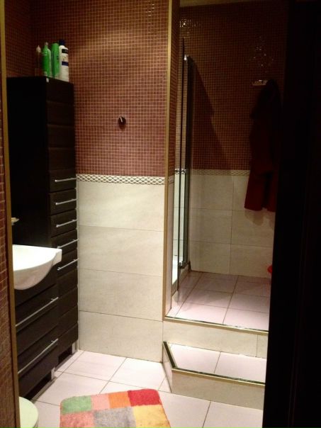 Фото: Без хозяев! <br>Сдаётся 1 комната в 3-х комнатной квартире платежеспособной и аккуратной девушке на длительный срок. <br>М. Белорусская, Динамо, Савеловская в пешей доступности. <br>Ленинградский проспект, 28 <br>Сталинка, высокие потолки, дизайнерский ремонт, хорошая мебель и бытовая техника. <br>Безопасный район с посольствами и университетами, ВГТРК Россия, <br>рядом несколько фитнес-центров, супермаркеты, аккуратный двор, <br>исключительно интеллигентные соседи, парковка со шлагбаумом. <br>В 2-х других комнатах проживает по 1 девушке. <br>Квартира большого метража, все комнаты изолированные, <br>практически равноценно проживанию в 1-комнатной квартире. <br>25 тр - в месяц <br>8977-520-3305 или ватсап, вайбер