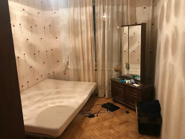 Сдается изолированная комната в большой трёхкомнатной квартире. <br>Дом на улице Гастелло между метро Электрозаводская и Сокольники (пешком по 7-10 минут) <br>Цена 15 тыс без залогов и страховых депозитов, коммуналка включена в стоимость. <br>В соседних комнатах проживают девушка и два парня (18 и 28 лет) - живем давно, больше 5 лет. <br>Мебель в комнате, диван, тумбочка с зеркалом и шкаф.<br>Квартира большая: просторная прихожая, два санузла, отдельно кухня и отдельно столовая, состояние как на фото (не евро, но и не бабушкин ремонт).<br>Комната уже свободна, заселение в любое время<br>По вопросам писать Швец или звонить +7 977 479 89 26<br>Агентам и пр. помощникам не беспокоить. - фото Фото: Сдается изолированная комната в большой трёхкомнатной квартире. <br>Дом на улице Гастелло между метро Электрозаводская и Сокольники (пешком по 7-10 минут) <br>Цена 15 тыс без залогов и страховых депозитов, коммуналка включена в стоимость. <br>В соседних комнатах проживают девушка и два парня (18 и 28 лет) - живем давно, больше 5 лет. <br>Мебель в комнате, диван, тумбочка с зеркалом и шкаф.<br>Квартира большая: просторная прихожая, два санузла, отдельно кухня и отдельно столовая, состояние как на фото (не евро, но и не бабушкин ремонт).<br>Комната уже свободна, заселение в любое время<br>По вопросам писать Швец или звонить +7 977 479 89 26<br>Агентам и пр. помощникам не беспокоить.