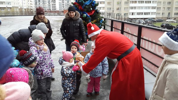 Дед Мороз на Туристской, 30 корп. 2. А у вас во дворе был праздник Выкладывайте фотографии в комментариях!<br>Фото: Даша Кушнир - фото Фото: Дед Мороз на Туристской, 30 корп. 2. А у вас во дворе был праздник Выкладывайте фотографии в комментариях!<br>Фото: Даша Кушнир
