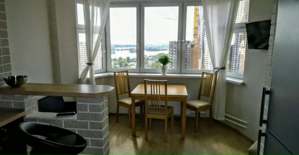 Фото: Сдам квартиру(собственник). 2-к квартира 64 м на 19 этаже 25-этажного блочного дома ДСК-1. Из неоспоримых достоинств –тихая и благоустроенная часть района, дом давно сдан и заселен, все сделали ремонт, вид на Москва реку, но без постоянного шума от вертолетов и ночных гуляний с салютами в ресторанах. Расстояние: 7мин. на автомобиле до метро: м.Тушинская, м. Волоколамская, 20 минут пешком до м.Мякинино. 15 минут ж/д 