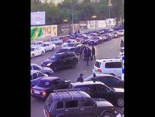 Охрана министра МВД Дагестана избила водителя bmw x5 в Махакале. Нетипичная Махачкала, драка, кортеж