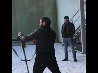 Абукар Яндиев стреляет из Пулемета Калашникова
