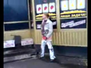 видео девушка описалась при людях на улице нижнем