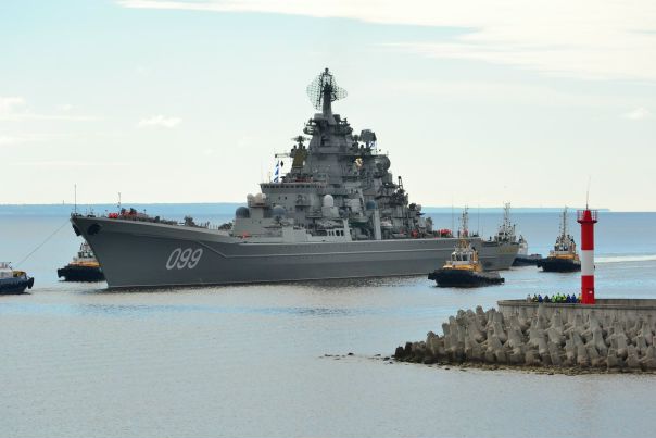 Петр Великий и Дмитрий Донской. Прибытие крейсера Петр Великий и подводной лодки Дмитрий Донской на праздник в Кронштадт. <br> <br> и тип судна Тяжёлый атомный ракетный крейсер проекта 1144 «Орлан» <br>Порт приписки Флаг России Североморск <br>Организация Флаг ВМФ России Северный флот ВМФ России <br>Изготовитель Флаг СССР/Флаг России Балтийский завод <br>Строительство начато 1986 год <br>Спущен на воду 29 апреля 1989 года <br>Введён в эксплуатацию 1998 год <br>Статус В строю <br>Награды и почести Орден Нахимова <br>Основные характеристики <br>Водоизмещение 23 750 т (стандартное) <br>25 860 т (полное) <br>Длина 251,1 м <br>(230 по ватерлинии) <br>Ширина 28,5 м <br>Высота 59 м (от основной плоскости) <br>Осадка 11 м <br>Двигатели 2 котла, 2 ядерных реактора <br>Мощность 140 000 л. с. (103 МВт) <br>Движитель 2 гребных винта <br>Скорость хода 32 узла <br>Дальность плавания не ограничена (на реакторе) <br>1000 миль на котлах при 17 узлах <br>Автономность плавания 60 суток <br>Экипаж 1100 (105 офицеров, 130 мичманов, 800 матросов) <br>Вооружение <br>Артиллерия 1 2 АК-130 <br>Зенитная артиллерия 6 ЗРАК «Кортик» <br>Ракетное вооружение 20 ПКР П-700 «Гранит» <br>ЗРК С-300Ф «Форт» (48 ракет) <br>ЗРК С-300ФМ «Форт-М» (46 ракет) <br>16 ПУ ЗРК «Кинжал» (128 ракет) 6 ЗРАК «Кортик» (144 ракет) <br>Противолодочное вооружение 1 РБУ-12000 <br>2 РБУ-1000 <br>Минно-торпедное вооружение 10 533-мм ТА <br>(20 торпед или ПЛУР «Водопад») <br>Авиационная группа 3 Ка-27<br><br>#Ленинградскаяобласть #Ленобласть #Новости #Сестрорецк. #лето #весна #красота #безфильтров <br>#закатнафинском #финскийзалив #спб #сестрорецк #ТипичныйСестрорецк #Сестрик #Курорт #Курортный район #Санкт Петербург #Кронштадт #Зеленогорск Комарово #Ольгино #Выборг #Рощино #Пушкин #СПБ #спб #Ленинградская область #Сестрик #Курорт #Разлив #Тарховка #Лисий нос #Выборг #Пушкин #спб #Гатчина #Тихвин #Тосно #Токсово #Финский залив #Петродворец #Ленинград #Россия #Типичныйгород #Новости <br>#спб #питер #санктпетербург #санкт_петербург #spb #петербург #питербург #питерялюблютебя #питернеспит #ленинград <br>Санкт-Петербург, Питер, Спб, Петроград, Ленинград, spb, Питербург, piter, sankt-peterburg. <br>#Обсуждения #Объявления #Отдых #Работа #Реклама #Общение #Группа <br>ТИПИЧНЫЙ СЕСТРОРЕЦК Побережье Финского Залива ТИПИЧНЫЙ СЕСТРОРЕЦК <br>#ленинградскаяобласть #пляж #безфильтров #санктпетербург @ Ленинградская область - фото Фото: Петр Великий и Дмитрий Донской. Прибытие крейсера Петр Великий и подводной лодки Дмитрий Донской на праздник в Кронштадт. <br> <br> и тип судна Тяжёлый атомный ракетный крейсер проекта 1144 «Орлан» <br>Порт приписки Флаг России Североморск <br>Организация Флаг ВМФ России Северный флот ВМФ России <br>Изготовитель Флаг СССР/Флаг России Балтийский завод <br>Строительство начато 1986 год <br>Спущен на воду 29 апреля 1989 года <br>Введён в эксплуатацию 1998 год <br>Статус В строю <br>Награды и почести Орден Нахимова <br>Основные характеристики <br>Водоизмещение 23 750 т (стандартное) <br>25 860 т (полное) <br>Длина 251,1 м <br>(230 по ватерлинии) <br>Ширина 28,5 м <br>Высота 59 м (от основной плоскости) <br>Осадка 11 м <br>Двигатели 2 котла, 2 ядерных реактора <br>Мощность 140 000 л. с. (103 МВт) <br>Движитель 2 гребных винта <br>Скорость хода 32 узла <br>Дальность плавания не ограничена (на реакторе) <br>1000 миль на котлах при 17 узлах <br>Автономность плавания 60 суток <br>Экипаж 1100 (105 офицеров, 130 мичманов, 800 матросов) <br>Вооружение <br>Артиллерия 1 2 АК-130 <br>Зенитная артиллерия 6 ЗРАК «Кортик» <br>Ракетное вооружение 20 ПКР П-700 «Гранит» <br>ЗРК С-300Ф «Форт» (48 ракет) <br>ЗРК С-300ФМ «Форт-М» (46 ракет) <br>16 ПУ ЗРК «Кинжал» (128 ракет) 6 ЗРАК «Кортик» (144 ракет) <br>Противолодочное вооружение 1 РБУ-12000 <br>2 РБУ-1000 <br>Минно-торпедное вооружение 10 533-мм ТА <br>(20 торпед или ПЛУР «Водопад») <br>Авиационная группа 3 Ка-27<br><br>#Ленинградскаяобласть #Ленобласть #Новости #Сестрорецк. #лето #весна #красота #безфильтров <br>#закатнафинском #финскийзалив #спб #сестрорецк #ТипичныйСестрорецк #Сестрик #Курорт #Курортный район #Санкт Петербург #Кронштадт #Зеленогорск Комарово #Ольгино #Выборг #Рощино #Пушкин #СПБ #спб #Ленинградская область #Сестрик #Курорт #Разлив #Тарховка #Лисий нос #Выборг #Пушкин #спб #Гатчина #Тихвин #Тосно #Токсово #Финский залив #Петродворец #Ленинград #Россия #Типичныйгород #Новости <br>#спб #питер #санктпетербург #санкт_петербург #spb #петербург #питербург #питерялюблютебя #питернеспит #ленинград <br>Санкт-Петербург, Питер, Спб, Петроград, Ленинград, spb, Питербург, piter, sankt-peterburg. <br>#Обсуждения #Объявления #Отдых #Работа #Реклама #Общение #Группа <br>ТИПИЧНЫЙ СЕСТРОРЕЦК Побережье Финского Залива ТИПИЧНЫЙ СЕСТРОРЕЦК <br>#ленинградскаяобласть #пляж #безфильтров #санктпетербург @ Ленинградская область