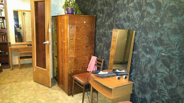 Фото: Сдаются койко места в двухкомнатной квартире, три спальных места для девушек (большой диван и кресло). В соседней комнате проживает семейная пара с дружелюбной собакой. В комнате которая сдается максимум 3 человека (девушек). <br>Сдается на длительный срок. В данный момент в квартире наводится порядок, после прошлых жильцов, который придется поддерживать Всеми силами. <br>В оплату включены: интернет, коммунальные, средство для посуды , туалетная бумага, средства для пола и для унитаза. <br>Мы ищем в соседи адекватных, работающих девушек. <br>Курят у нас на кухне, всем что есть в доме посудой и техникой можно пользоваться. <br>Вопросы в ватсап или вибер. <br>7000 с человека <br>89671060706<br> Лебедева