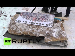 11 декабря 2013. Киев. Ukraine: Protesters build new barricades from street trash