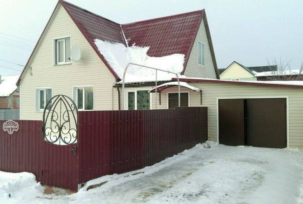 Жилой двухэтажный дом (деревянный, обложен кирпичом и обшит сайдингом). <br>Частная собственность (в приватизации не нуждается). <br>В наличии: газ, холодная вода, местная канализация, санузел раздельный, телефон, интернет, телевидение, сигнализация, подведено электричество, подвал, окна – ПВХ, пристроен гараж. <br>Частично с мебелью. <br>Все комнаты раздельные.<br>Также есть иные хозпостройки (баня и сарай). <br>На территории посажены плодовые деревья. Недалеко лес. <br>Общая площадь – 94,3 м.кв., жилая – 58 м.кв., комнат – 4. <br>Все вопросы по телефону: +375298174616 (Мария) или в личные сообщения.<br>Республика Беларусь, Витебская область, г.Толочин, ул.Солнечная.<br>Цена: 89000 BYN <br>______________________________________________________________<br>#продамдомбеларусь #купитьдомбеларусь #дом #беларусь #домтолочин #продамдомтолочин #домиквбеларуси #housebelarus - фото Фото: Жилой двухэтажный дом (деревянный, обложен кирпичом и обшит сайдингом). <br>Частная собственность (в приватизации не нуждается). <br>В наличии: газ, холодная вода, местная канализация, санузел раздельный, телефон, интернет, телевидение, сигнализация, подведено электричество, подвал, окна – ПВХ, пристроен гараж. <br>Частично с мебелью. <br>Все комнаты раздельные.<br>Также есть иные хозпостройки (баня и сарай). <br>На территории посажены плодовые деревья. Недалеко лес. <br>Общая площадь – 94,3 м.кв., жилая – 58 м.кв., комнат – 4. <br>Все вопросы по телефону: +375298174616 (Мария) или в личные сообщения.<br>Республика Беларусь, Витебская область, г.Толочин, ул.Солнечная.<br>Цена: 89000 BYN <br>______________________________________________________________<br>#продамдомбеларусь #купитьдомбеларусь #дом #беларусь #домтолочин #продамдомтолочин #домиквбеларуси #housebelarus