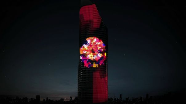 Новогодние световые шоу на небоскрёбе в центре Бангкока.